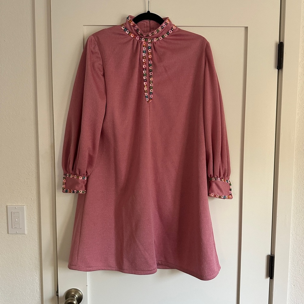 Stylish 60’s Vintage Shift Dress with Flower details